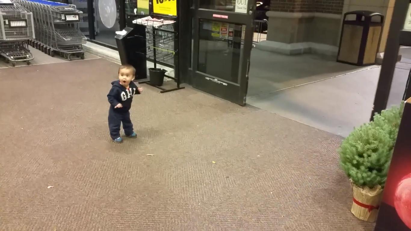 Kid's Cute Reaction to Automatic Sliding Doors