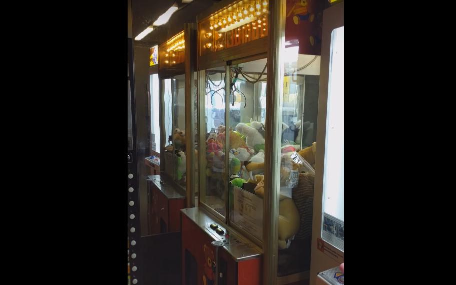 There Is a Creepy Claw Machine in the Hall of This Hospital