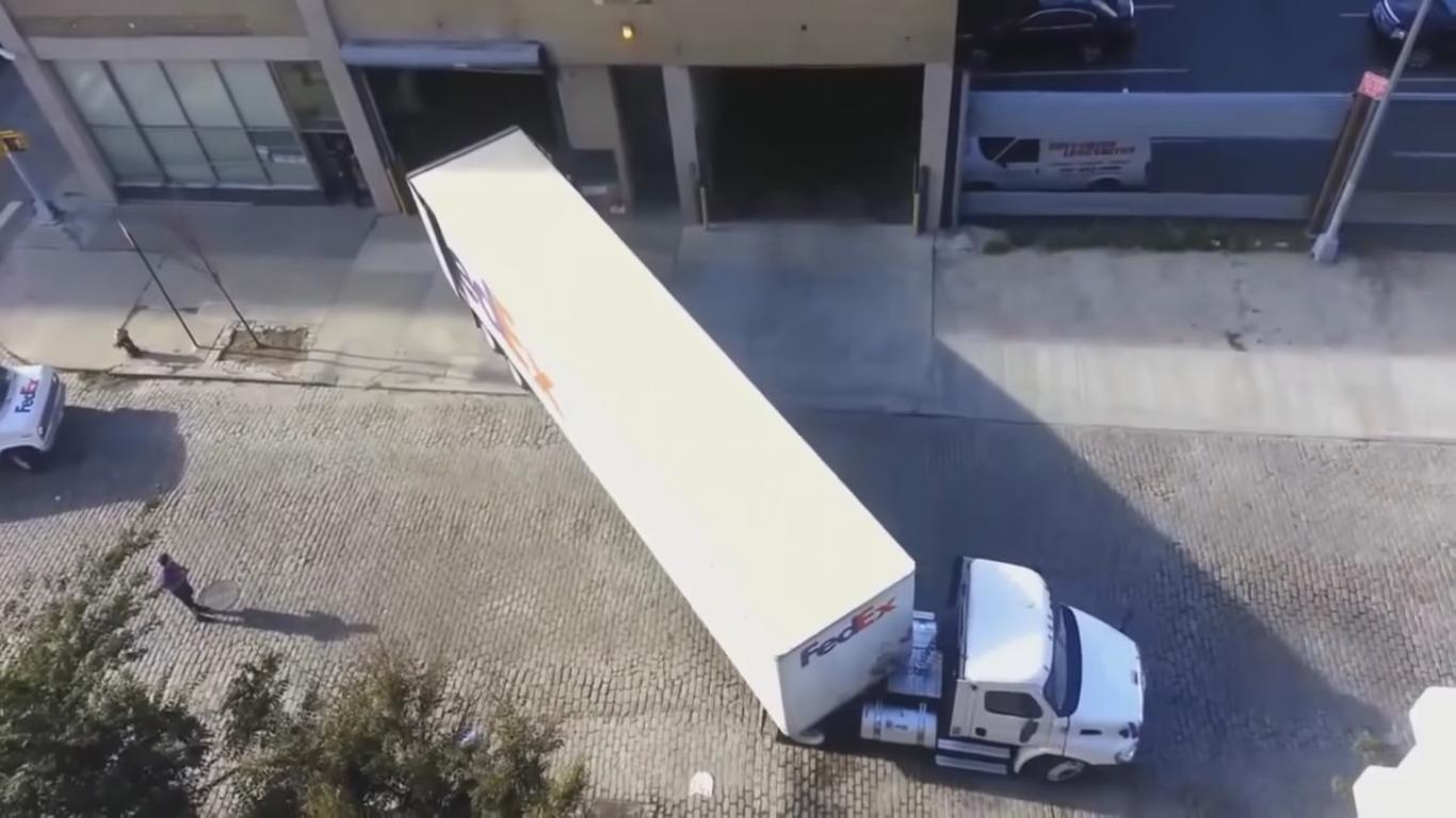 The Internet Got Amazed by This FedEx Truck Driver Nailing His Reverse Gear