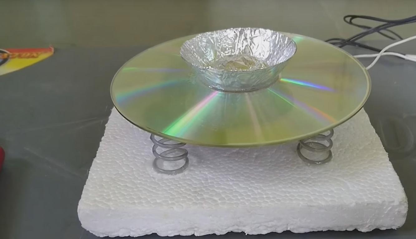 He Builds an Homemade Speaker Using an Old CD