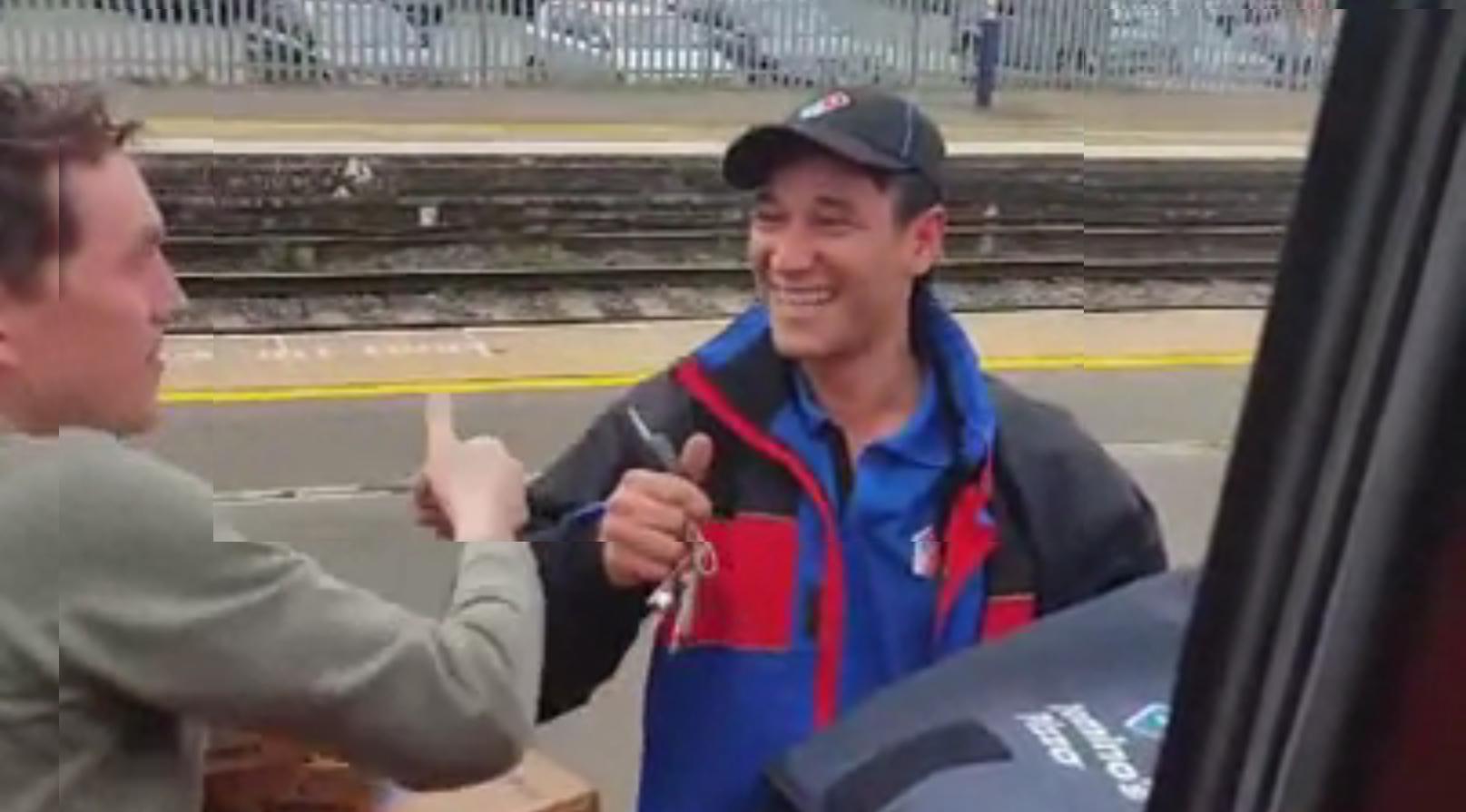 [GIF] Guy Orders Dominos Pizza From Train and Gets It Delivered on Train Platform