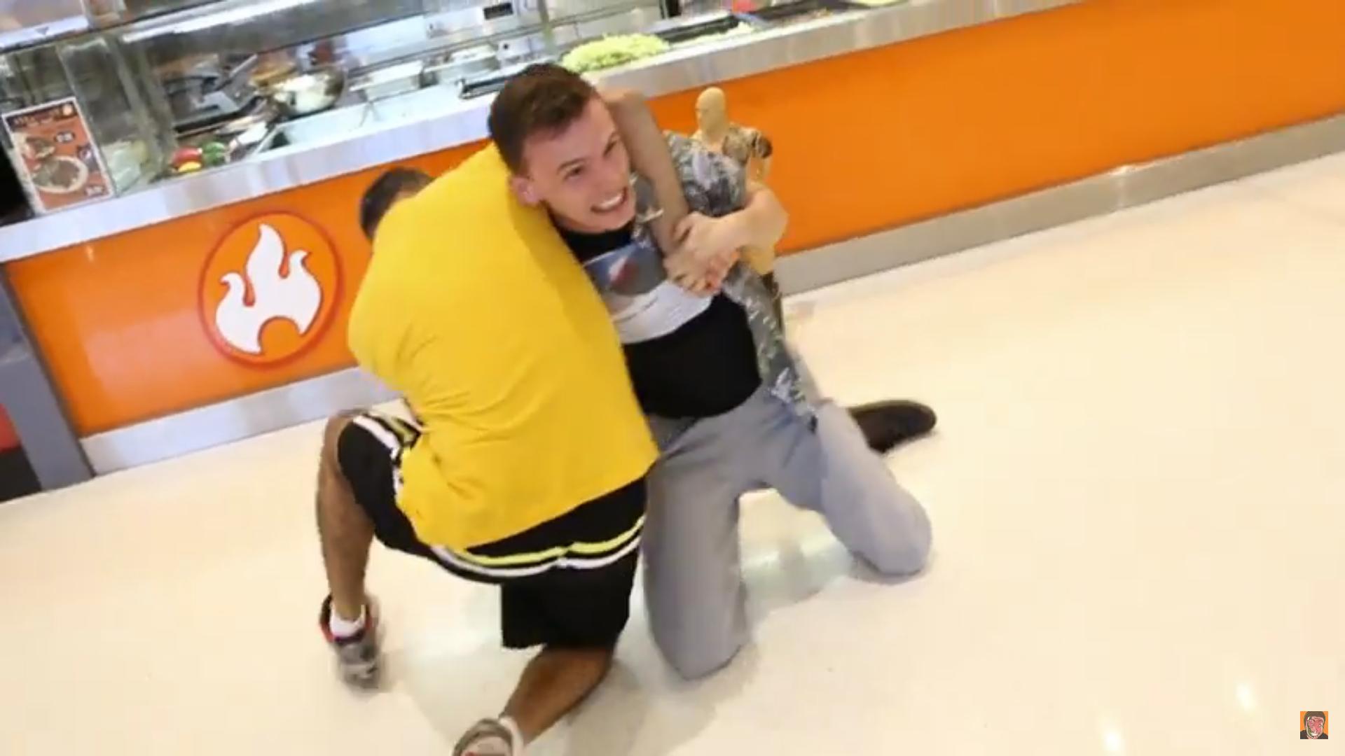 He Got a Free Kebab by Fighting With the Shop Owner