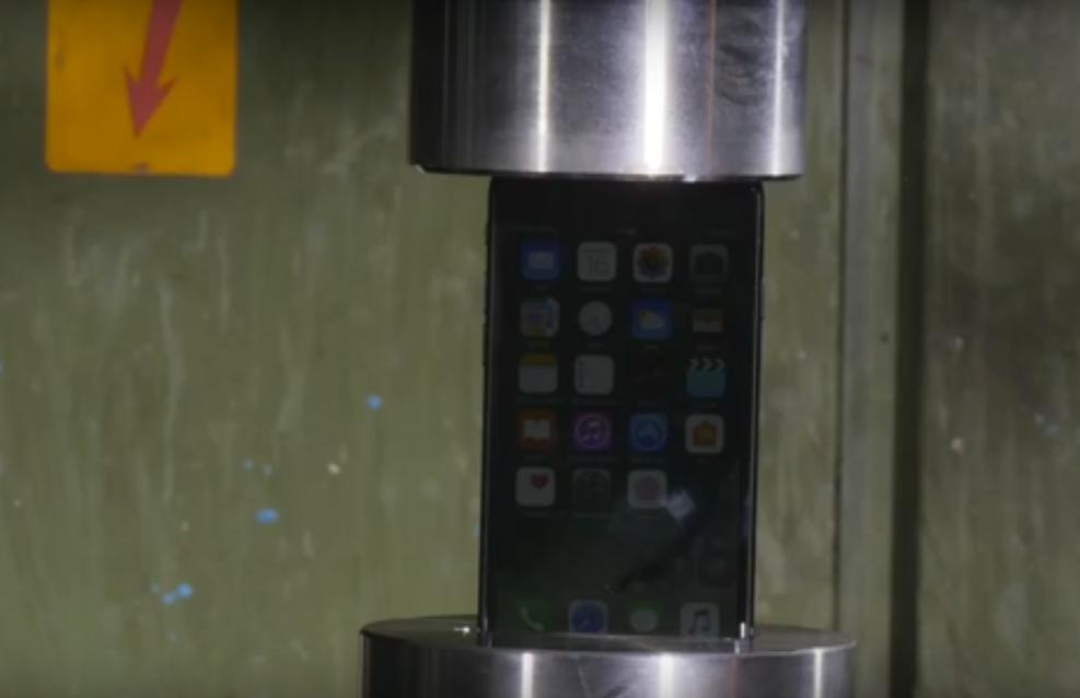 Crushing the IPhone 7 Under the Hydraulic Press